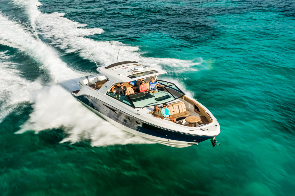 2025-SLX-400-Outboard-SXO400-running-starboard-bow-three-quarter-00061-X4.jpg