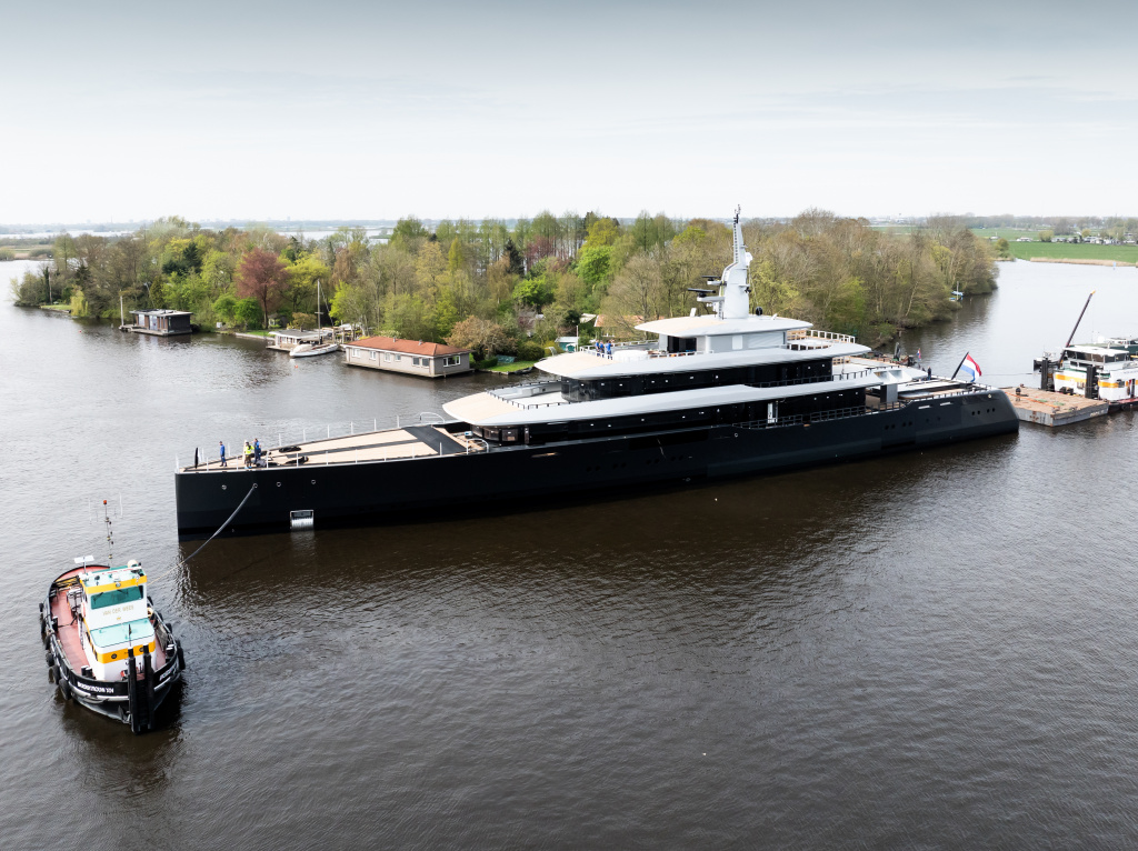 Feadship-826-launch-5.jpg