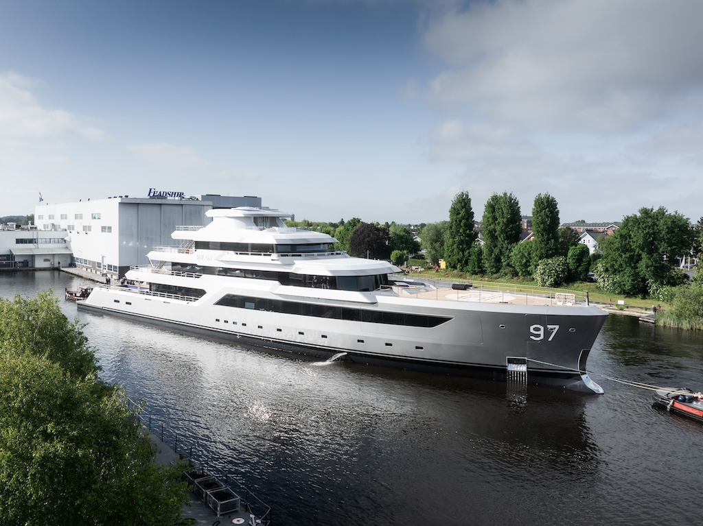 Project-715-Valor-launched-@copyright-Feadship-18.jpg