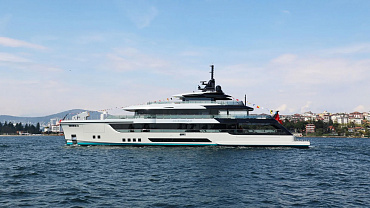 Serenissima II hits the water